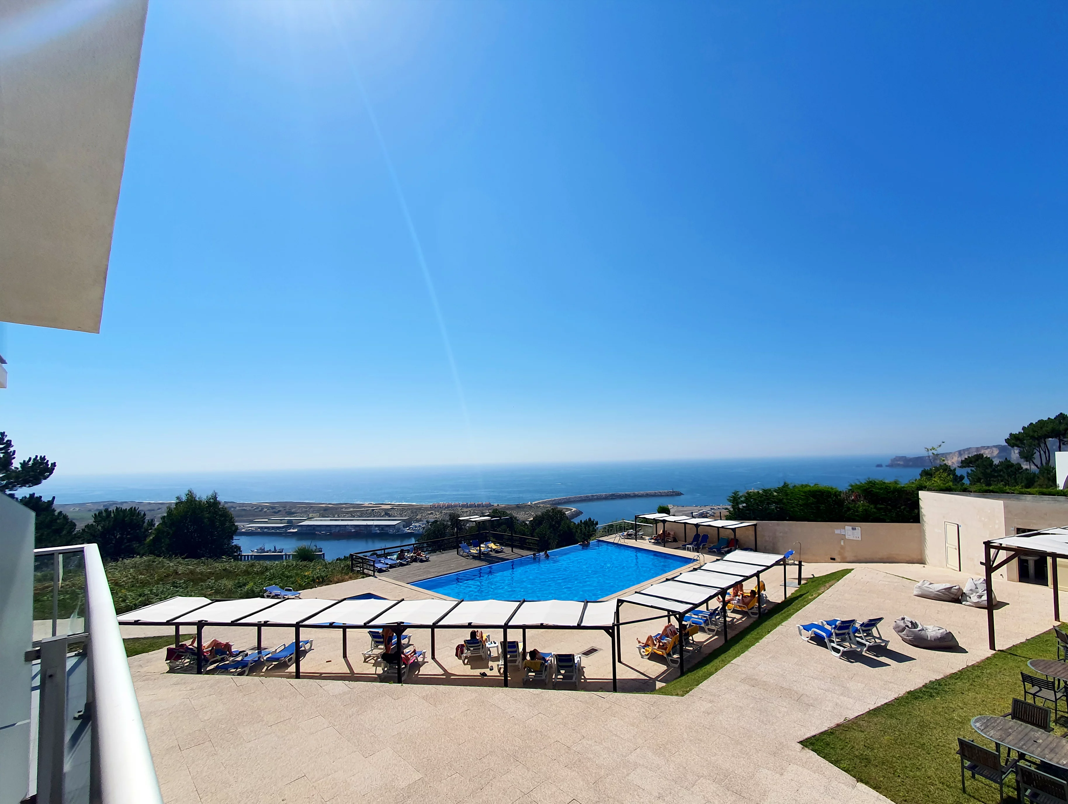 Piscina exterior com vista nos Hotéis Miramar Nazaré